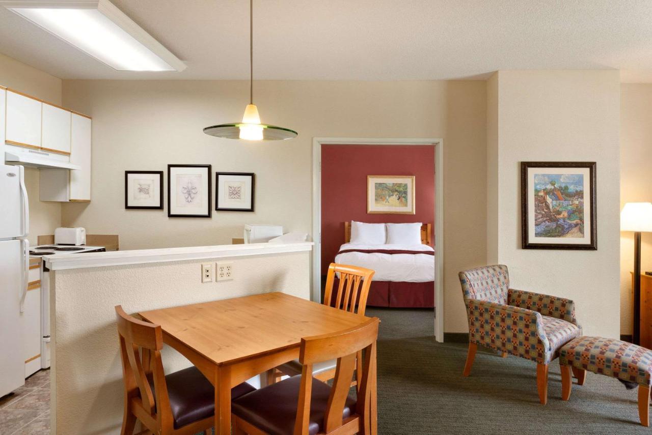 Baymont By Wyndham Wichita East Hotel Kültér fotó
